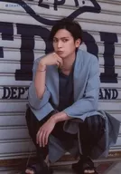 Allen Kohatsu / Whole Body / Costume Gray / Black / Sitting / Right Hand Chin / Talk Event Commemorating the Advance Release of "Daily Oran" L Edition Bromide D