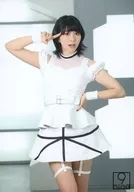 9 nine/西胁彩华/膝上・衣白・右手食指立头・左手腰部・脸向右・开口/官方生写真