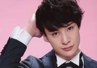 高崎翔太/橫型・臉朝上・服裝黑色・蝴蝶領結・右手頭部・背景粉色/高崎翔太生日活動明信片