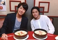 Ren Hakami, Yuki Tamaki / Horizontal, Upper body, Costume black, white, Food, Tamaki Both Hands, Table red / Ren Hakami, Yuki TAMAKI "Our Little Trip ~ Maruto Joetsu! Episode ~" DVD Completion Demonstration Event Large Size Official photo D