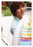 Hey!Say!JUMP/薮宏太/バストアップ・衣装水色・右向き・浮き輪・カメラ目線・野外/公式生写真