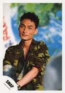 SMAP / Tsuyoshi Kusanagi / Knee-up / Sitting / Costume Green / Camouflage / Left Facing / Bent Right Foot / Background White Blue / Official Official photo