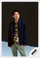 Arashi / Satoshi Ohno / Above-the-knee ・ Costume black ・ Under both hands ・ Body facing left ・ Eye line right ・ Background black / Single "Kite" MV & Jacque-shot off-shot / Official Official photo