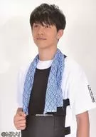 青木玄德/上半身衣服黑、白、布手巾藍、向左、右拳、背景白/電影完成Premier上映活動會場銷售明信片
