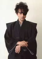 河合龍之介/上半身衣服黑和服裝和服眼帶右手左手腕視線右背景白2L尺寸/藤間勘十郎文藝系列其貳