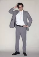 河合龍之介/全身·服裝灰色·白色·領帶粉色·眼鏡·右手頭·左腰/劇團TEAM-ODAC第13回本公演明信片