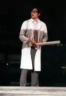 河合龙之介/现场照片·全身·服装白色·领带粉色·眼镜·白衣·脸向左·双手纸/剧团TEAM-ODAC第13回正式公演明信片