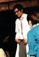 Ryunosuke Kawai / Live Photo / Above the Knee / Costume White / Tie Pink / Glasses / White Clothes / Left Facing / Under the Eyes / Theater Company TEAM-ODAC 13th Main Performance "Pure White Drawings and Time Machine" Bromide