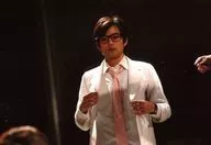 河合龍之介/現場照片·橫型·上半身·服裝白色·領帶粉色·眼鏡·白衣·兩手舉起/劇團TEAM-ODAC第13回本公演明信片