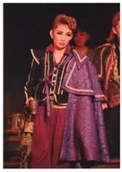 Takarazuka Revue (Sorgumi) / Kurama Sao / Live photo, whole body, costume red, purple, face tilted, under both hands, background black, 2L size / Sorgumi grand theater performance "Shakespeare ~ Being full in the sky is a leaf of endless words ~" "HOT EYES!" stage photos