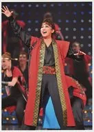 Takarazuka Revue (Sorgumi) / Asanatsu Manato / Live Photo / Above Knee / Costume Black / Red / Gold / Right Hand Raised / Eye View Left / Background Black / 2L size / Sorgumi performance "Queen's House -Chateau de la Reine -" "VIVA! FESTA!" stage photos