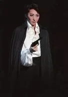 Takarazuka Revue (Tsukigumi) / Ryo Tamaki / Live Photo, Knee-Up, Costume Black. White, Right Hand Gun, 2L Size / Tsukigumi Misono Theater Performance 『 Red and Black 』 Stage Photos