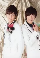 BOYS and MEN/水野胜・田村侑久/膝上・服装白・花朵装饰・背靠背・田村右手心・背景金/"巧克力王子>生写真