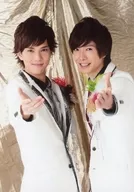 BOYS AND MEN / Masaru Mizuno / 侑久 Tamura / Above-the-knee / Costume white / Corsage / Inward facing / One hand held / Background gold / "Chocolate Prince" Official photo