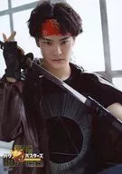Kentaro Akisawa (INOSE ron) / upper body, costume tea, right hand sword, back window, Character Tomoshot / stage "Bugbusters -Stage Yellow -" sheet of paper measuring 89 × 127mm Bromide (costume)