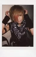 Royz / Tomoya / Upper Body / Sitting / Costume Black / Grey / Both Hands / Camera Eyes / Kogai / Show Teeth / Raw Cheki