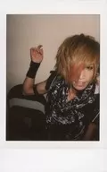 Royz / Tomoya / Parte superior del cuerpo / Sentado / Disfraz negro / Gris / Levantar la mano derecha / Cuerpo izquierdo / Cara derecha / Sonrisa / Mostrar dientes / Cheki crudo