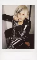 Royz/昴/膝上・坐・服裝黑・白・灰・左向・右手臉・石頭・左手下・腳組/生Cheki
