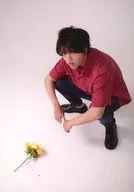 石渡真修/全身·服装红·坐·向左·地板上的花·背景白/"关于マヒル～about a M～"谈话活动vol.2私人明信片