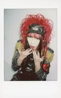 Royz / 公大 / Upper Body / Costume Black / Gold / Sitting / Both Hands Par / Background White / Raw Cheki