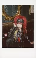 Royz / 公大 / Above-the-knee Costume Black / Gold / Sitting / Left Facing / Right Hand Raised / Left Hand Lower / Raw Cheki
