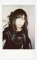 Royz/公大/上半身·服裝黑·坐·右舉·左視線·椅·背景白/生Cheki