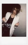 UNFIL/裝淡茶的茶盒/膝上・衣服白色、黑色・兩手中指立・舌尖/生Cheki