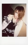 Underfill / tea caddy / Upper Body / Costume White / Black / Sitting / Right Hand / Index Finger / Cheek / Raw Cheki