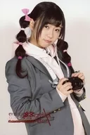 Yui Miyazaki (Chikako Tsushima) / Upper body ・ Costume pink ・ gray ・ Both hands camera ・ Body facing right ・ Background white ・ Postcard size / Stage "0 Young-Yong's Last Train 2018" Tomoe Character