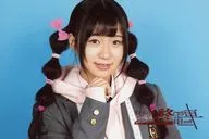 宮崎優衣(津島似伊子)/橫式·豐胸·服裝粉色·灰色·右顎·背景藍色·明信片尺寸/舞台角色照片