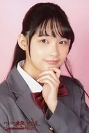 Coriander Okada (Kyoko Nishimura) / Bust up ・ Costume gray ・ Left hand chin ・ Background pink ・ Postcard size / Stage "0's Last Train 2018" train "Director Character photo