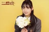 岡田香菜(西村京子)/橫式·豐胸·服裝灰色·雙手花束·背景黃色·明信片尺寸/舞台角色照片