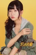 Yui Miyazaki (lydia) / Knee-up, sitting, costume gray, green, camouflage pattern, right hand shoulders, left hand stretch, body facing left, background yellow, postcard size / Stage "Supermanga Taisen Alternative" Photos by Director Character