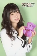 Yui Miyazaki (Seigo, Akami) / Upper body ・ Costume white ・ Plush toy with both hands bear ・ Neck tilt ・ Body facing right ・ Background green ・ Postcard size / Adobe psychological drama "Donor Eleven" Photo by Director Character