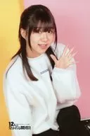 宫崎优衣(堀井明日香)/膝上・服装白・黑・左手Pa・背景粉・黄・明信片尺寸/舞台上