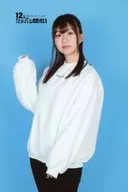 宫崎优衣(堀井明日香)/膝上・服装白・黑・右举・背景蓝・明信片尺寸/舞台剧