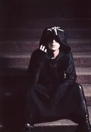齐藤秀翼/全身·服装黑·罩衣·坐·右举·楼梯/SYUUSUKE SAITO BIRTHDAY and EXPERIENCE>卫衣购入特典明信片