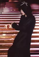 齐藤秀翼/膝上・服装黑・帽子套・向左・双手弯曲・楼梯/SYUUSUKE SAITO BIRTHDAY and EXPERIENCE>卫衣购入特典明信片