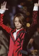 KAT-TUN/龟梨和也/現場照片·上半身·服裝紅·黑·白·向左·雙手舉·左手食指立·視線左/DREAM BOYS 2009