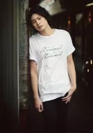 畠山辽/膝上・服装白・左腰・靠前/舞台