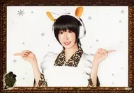 Etsuko-san Tani / Horizontal ・ Bust up ・ Both hands index finger stand ・ Background white / Stage "Tray Sheep Paradise : em" random bromide