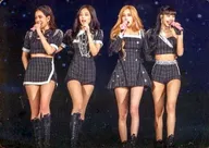 BLACKPINK/集合(4人)/ライブフォト・横型・全身・衣装黒・マイク持ち/福岡/DVD・BD「2019-2020 WORLD TOUR IN YOUR AREA-TOKYO DOME- [初回限定版]」封入特典フォトカード