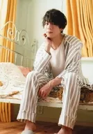 上仁树/全身·坐姿·服装白色·条纹·左向·右手腕口·床·窗帘黄色/"上仁树生日活动～TATSUKICHI BIRTHDAY PARTY 2018>随机明信片