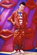 伊藤MASAMI/全身·服装红·白·蓝·两手口袋·脖子倾斜·明信片尺寸/"bpmFESTA 2020>明信片A