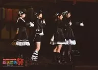 Milky Holmes/集合(4人)/现场照片·横型·全身·服装黑·白·右向·右手拇指立·2L尺寸/"现场Milky Holmes总天然色祭>照片选择