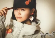 绫部里/横式·丰胸·服装灰色·右手帽/舞台特典明信片