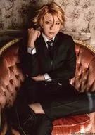 Shohei Domoto (Jean Carlo) / Knee-up, sofa seat, beige background, Character Tomoshot / "THE STAGE Lucky Dog 1 Paradise Lost +" Random Bromide