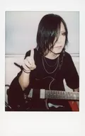 DIAURA/佳衣/上半身·服裝黑·坐·右手手指二本立·左手吉他·視線右·後窗/生Cheki