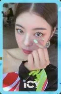 ITZY/LIA (rear) / Bust up / the left fingers de heart / frame blue / CD "IT' Z ICY" special photo card