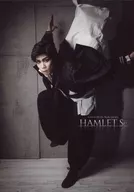 Masahide Funaki / Whole body ・ Costume black ・ White ・ Facing left ・ Lifting both hands ・ Bending right foot / Stage "Casual Meets Shakespeare HAMLET SC" Bromide